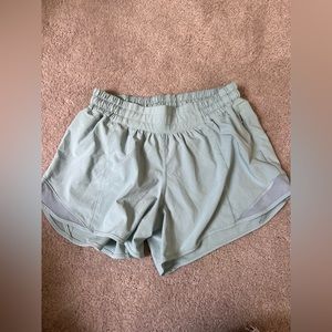 Mint lululemon hotty hot low rise shorts 4” size 6